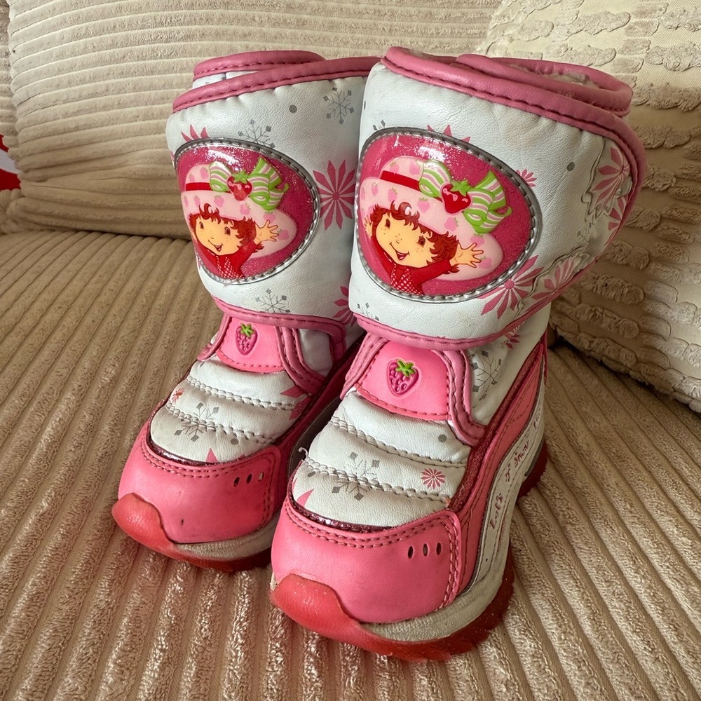 Vintage strawberry shortcake snow boots